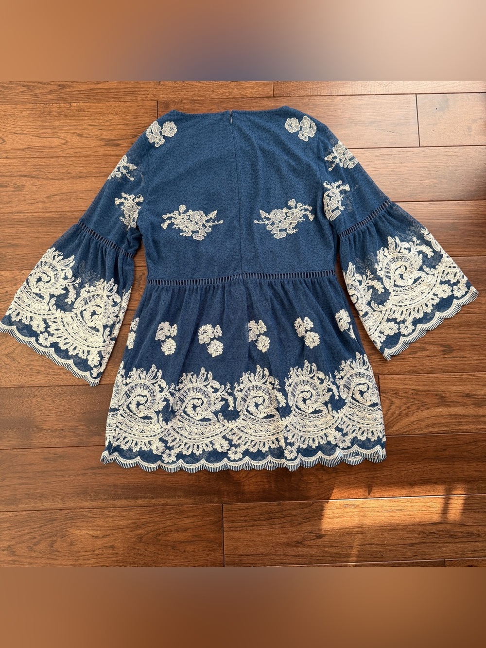John Mark Fleur in Bloom Embroidered Navy Lace Bell-Sleeve Blouse Size Medium - Picture 5 of 7